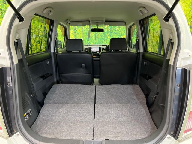 セカンドシートを倒すと、大きな荷物の積載も可能です♪