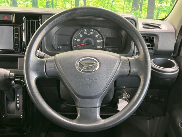 ステアリングも使用感が少なく、きれいな状態となっております♪