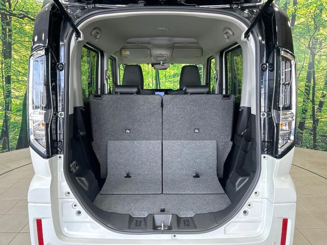 ���i�̂���������ʋ΁A���}���ɏ\���ȉ׎��X�y�[�X���m�ۂ��Ă���܂��B�Z�J���h�V�[�g��|���ƁA�傫�ȉו��̐ύڂ��\�ł���