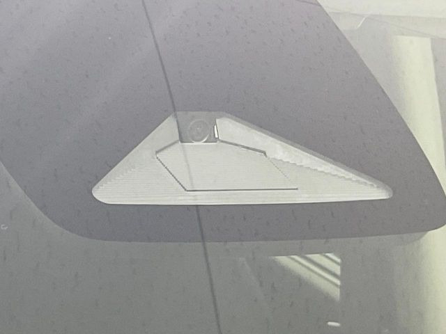 【ホンダセンシング】走行中に前方の車両等を認識し、衝突しそうな時は警報とブレーキで衝突回避と被害軽減をアシスト。より安全にドライブをお楽しみいただけます。