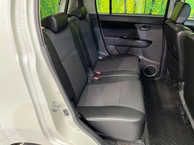 後部座席も気になるようなキズ・汚れやへたり等、大きなダメージはなく、良好な状態です。