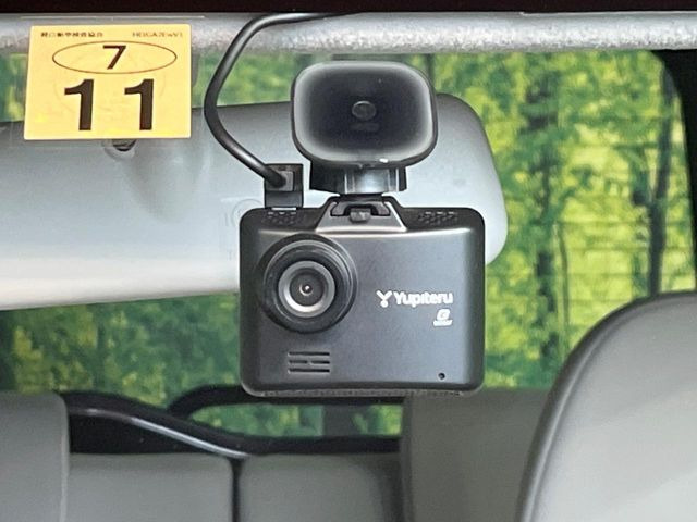 【ドライブレコーダー】安心・安全なカーライフに必須のドライブレコーダーを装備!走行中はもちろん、あおり運転や事故に遭遇した際の状況も映像で記録し、万一のリスクに備えます。