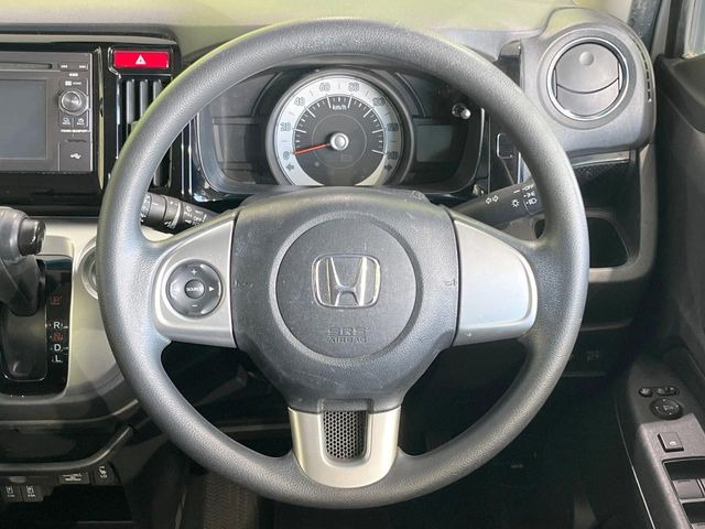 インテリアに合わせたデザインのステアリングは、運転される方のことも考え、運転しやすい形状、大きさです。是非一度、実際に触ってお確かめください。