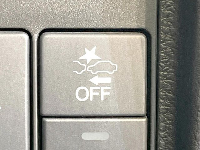 【ホンダセンシング】走行中に前方の車両等を認識し、衝突しそうな時は警報とブレーキで衝突回避と被害軽減をアシスト。より安全にドライブをお楽しみいただけます。