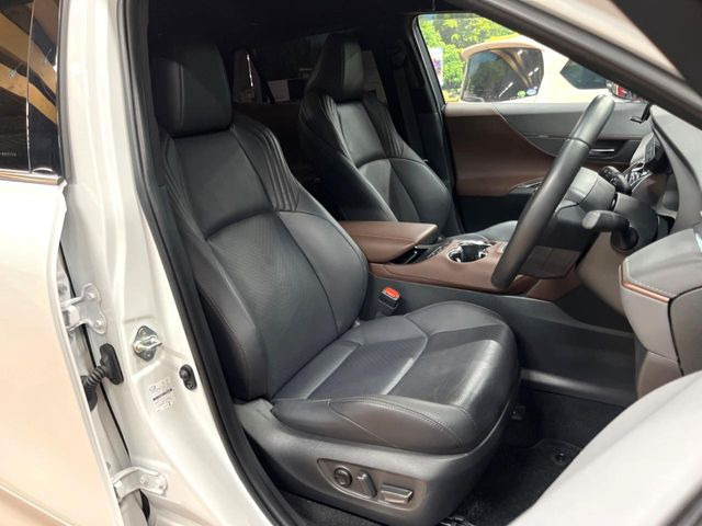 【黒革シート】上質な本革を使用し、高級感あふれる黒革シート。常に体に触れる部分だから、座り心地の良さにはこだわりたいですね♪汚れの付着や劣化を抑制する内装コーティング施工もおススメですよ♪