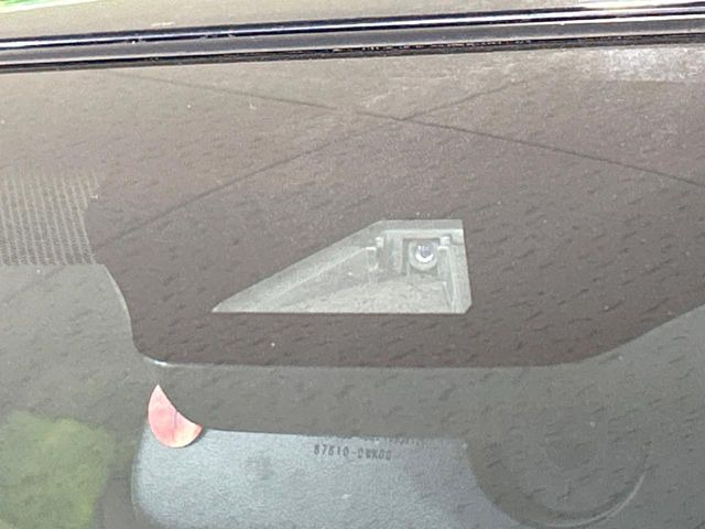 【車線逸脱警報】道路上の白(黄)線を認識し、意図せず走行中の車線からはみ出しそうになった時、メーター内の警告灯とブザーで注意喚起してくれる安心・安全機能です♪