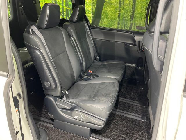 後部座席も気になるようなキズ・汚れやへたり等、大きなダメージはなく、良好な状態です。