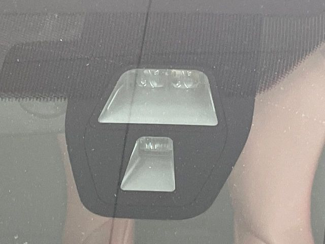 【ホンダセンシング】走行中に前方の車両等を認識し、衝突しそうな時は警報とブレーキで衝突回避と被害軽減をアシスト。より安全にドライブをお楽しみいただけます。