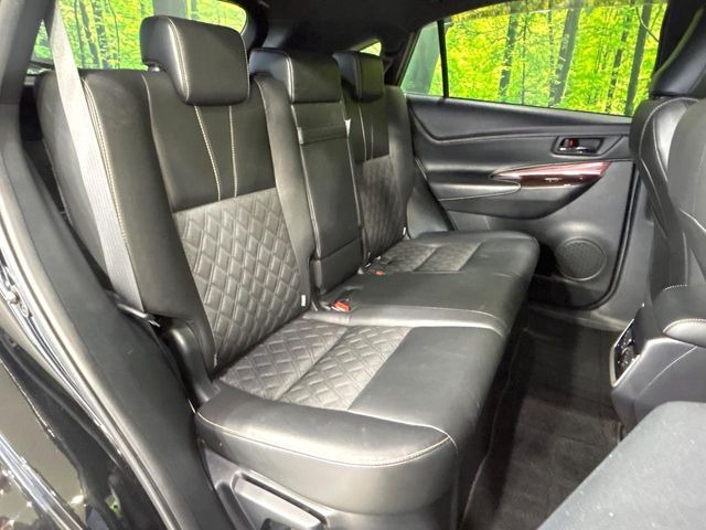 後部座席も気になるようなキズ・汚れやへたり等、大きなダメージはなく、良好な状態です。