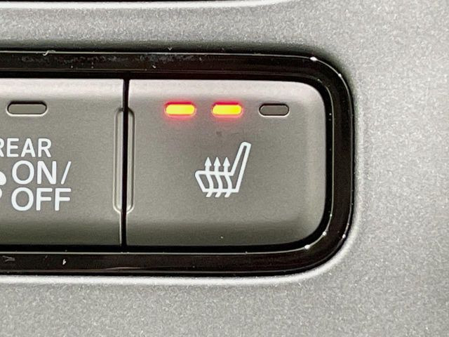 【シートヒーター】寒い日に重宝するシートヒーター!エアコンより早く温まってくれるので寒がりの人も安心ですね♪エアコンの温風は乾燥するから苦手、という方にもをおすすめです。