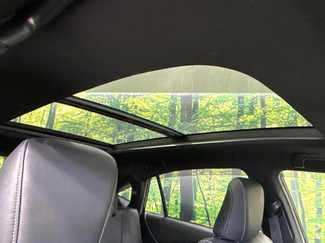 【大型サンルーフ】車内の解放感が一気に上がる大型のパノラマルーフ!季節を問わず開放的で快適なドライブをお楽しみいただけます。流通量も少なく希少価値の高い人気の装備です♪