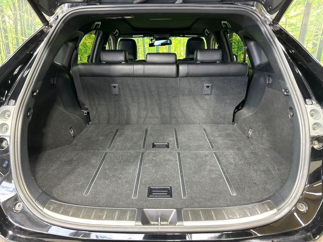 積み下ろしのしやすいデッキにはたっぷりと荷物を積み込んでいただけます。遊びから仕事まで、様々なシーンで頼れます♪