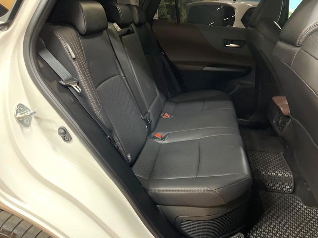 広々とした2列目シートは居住性が高く、居心地も快適!友達や家族とのお出かけにぴったりです。ベビーシートやチャイルドシート使用時も快適にお過ごしいただける十分な空間を確保しています。