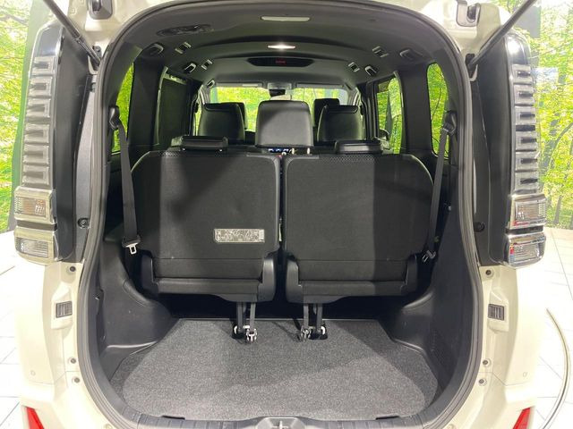 後席を格納すると、これだけの広さが!シーンに合わせたシートアレンジで、大きな荷物も積むことが出来ます♪