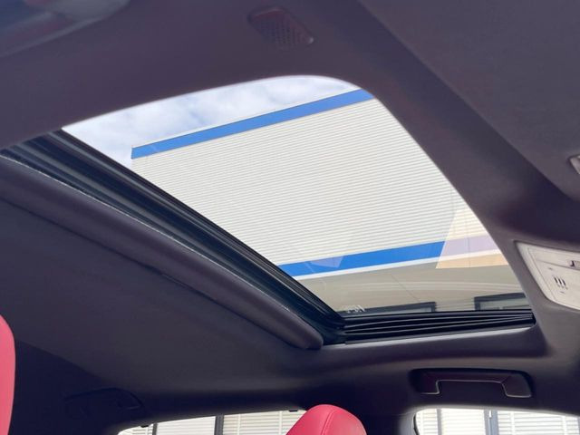 【サンルーフ】開放感たっぷりの希少装備、サンルーフが装着されています!車内に明かりを取り入れたり景色を楽しむ以外にも、車内の空気も簡単に換気できて快適です!