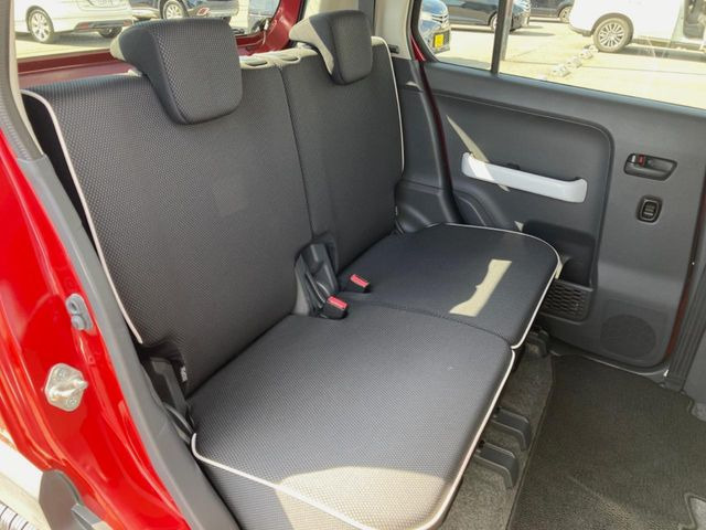 広々とした2列目シートは居住性が高く、居心地も快適!友達や家族とのお出かけにぴったりです。ベビーシートやチャイルドシート使用時も快適にお過ごしいただける十分な空間を確保しています。