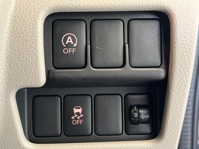 【アイドリングストップ】赤信号や渋滞で停車した際にエンジンを停止し、無駄な燃料の消費を抑えます。燃費向上や環境保護につなげる機能♪エンジンはブレーキを離せば再始動します。