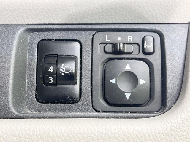 �y�d���i�[�~���[�z�T�C�h�~���[�͓d���i�[���ƂȂ��Ă���A�������ԏ�ł��L�Y�������X�N��}�����܂��B