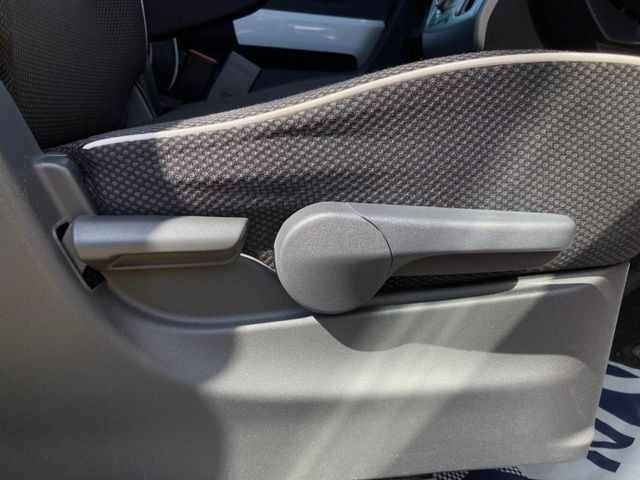 【シートリフター】シート座面の位置を上下に調整できるシートリフターを装備。大柄な方も小柄な方も最適なドライビングポジションで運転できます。