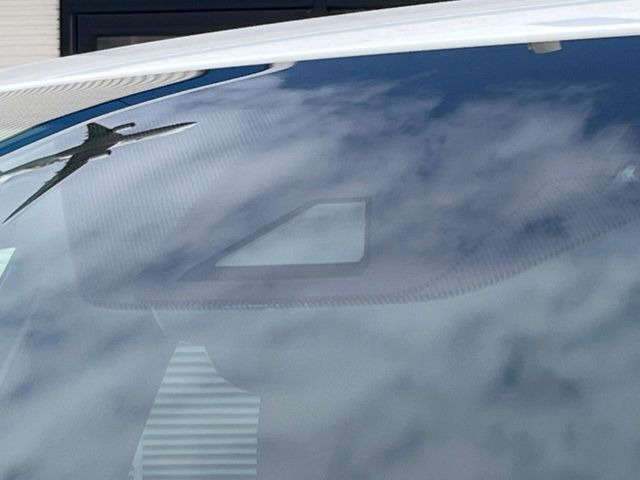 【プリクラッシュセーフティ】前方の車両等を検知し、衝突しそうな時は警報で注意を促し、ブレーキを踏む力をサポート。ブレーキを踏めなかった場合は衝突被害軽減ブレーキが作動、衝突回避をサポートします。