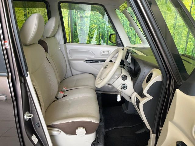 運転席シート廻りは使用感も少なく、良好な状態となっています。前オーナー様が丁寧に使っていたことがよくわかりますね。