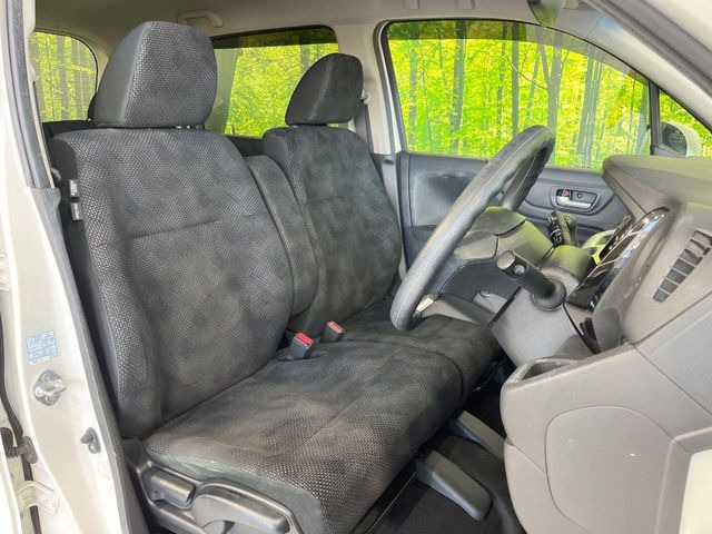 運転席シート廻りは使用感も少なく、良好な状態となっています。丁寧に使われていたことがよくわかりますね。