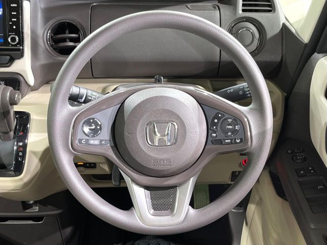 インテリアに合わせたデザインのステアリングは、運転される方のことも考え、運転しやすい形状、大きさです。是非一度、実際に触ってお確かめください。