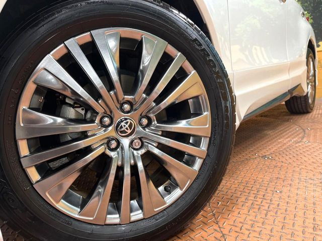 【純正19インチアルミホイール】外観にマッチした純正アルミホイールを装着しております。各種社外アルミホイールや、スタッドレスタイヤも取扱いしております。是非ご相談ください♪