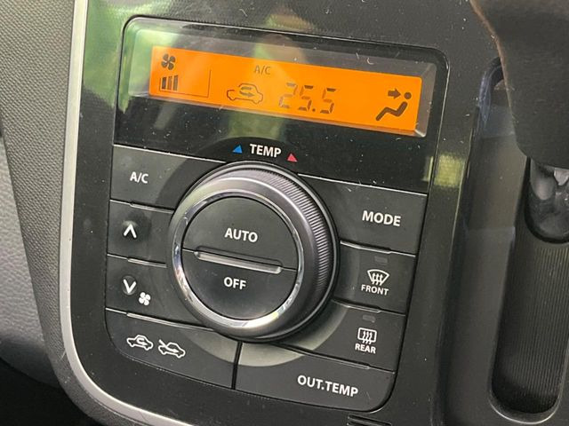 【オートエアコン】一度お好みの温度に設定すれば、車内の温度を検知し風量や温度を自動で調整。暑い…寒い…と何度もスイッチ操作をする必要はありません。快適な車内空間には必須の機能ですね♪