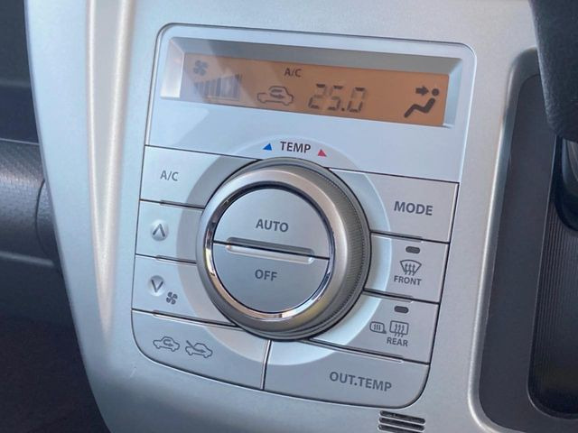 【オートエアコン】一度お好みの温度に設定すれば、車内の温度を検知し風量や温度を自動で調整。暑い…寒い…と何度もスイッチ操作をする必要はありません。快適な車内空間には必須の機能ですね♪