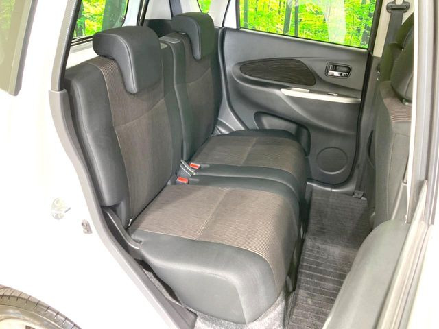 後部座席も気になるようなキズ・汚れやへたり等、大きなダメージはなく、良好な状態です。