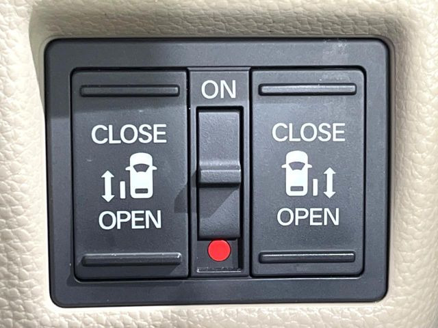 【両側パワースライドドア】スマートキーや運転席のスイッチで後席両側スライドドアの開閉が可能♪電動だから力を入れてドアを開ける必要が無く、小さなお子様でも簡単に開け閉めでき快適です♪