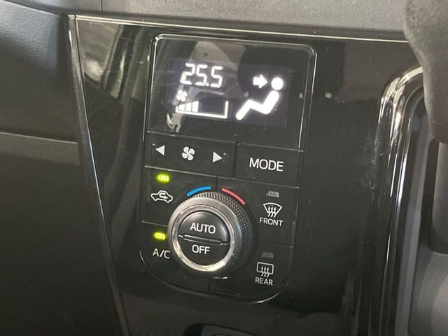 【オートエアコン】一度お好みの温度に設定すれば、車内の温度を検知し風量や温度を自動で調整。暑い…寒い…と何度もスイッチ操作をする必要はありません。快適な車内空間には必須の機能ですね♪