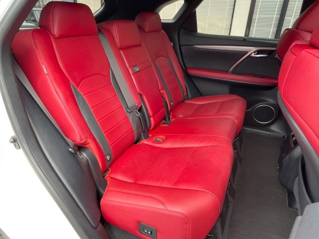 後部座席も気になるようなキズ・汚れやへたり等、大きなダメージはなく、良好な状態です。