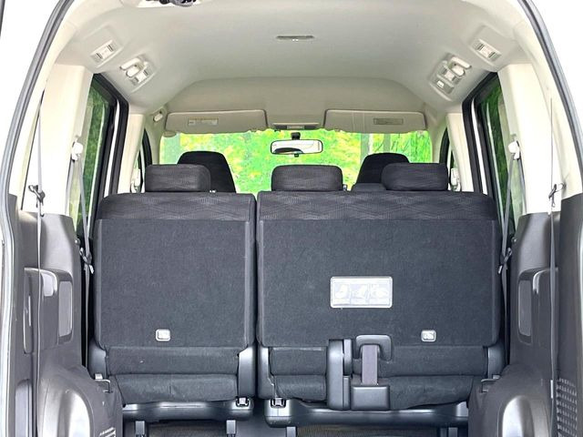 後席を格納すると、これだけの広さが!シーンに合わせたシートアレンジで、大きな荷物も積むことが出来ます♪