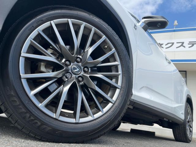 【純正20インチアルミホイール】外観にマッチした純正アルミホイールを装着しております。各種社外アルミホイールや、スタッドレスタイヤも取扱いしております。是非ご相談ください♪