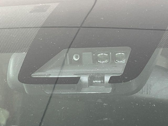 【トヨタセーフティセンス】走行中に前方の車両等を認識し、衝突しそうな時は警報とブレーキで衝突回避と被害軽減をアシスト。より安全にドライブをお楽しみいただけます。