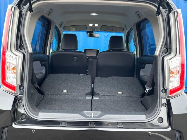 ���i�̂���������ʋ΁A���}���ɏ\���ȉ׎��X�y�[�X���m�ۂ��Ă���܂��B�Z�J���h�V�[�g��|���ƁA�傫�ȉו��̐ύڂ��\�ł���