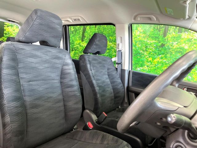 運転席まわりには十分なスペースがあり、大柄な方でもゆったり運転していただける環境です。