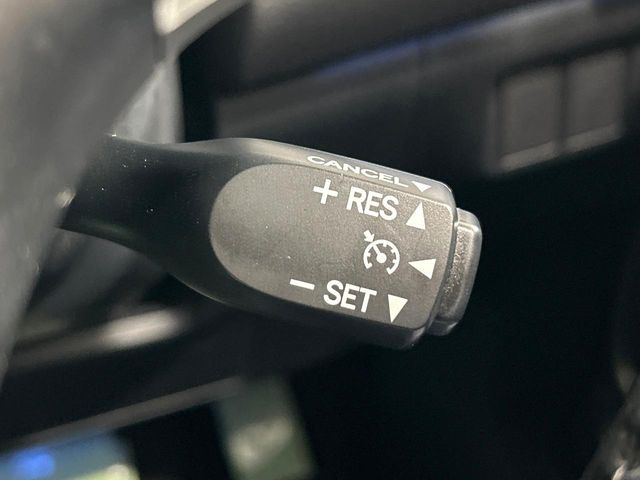 【クルーズコントロール】高速道路もラクラク走行。アクセルを離しても一定速度で走行ができ、長距離運転時の負担を軽減!加速・減速も簡単なスイッチ操作で調整できます。