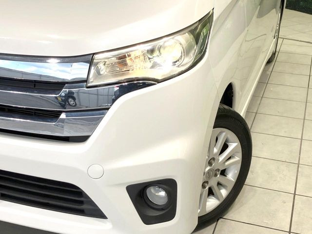 【HIDヘッドライト】非常に明るく前方を照らしてくれるので、悪天候や夜間の走行時も視界良好で安心してお乗りいただけます。