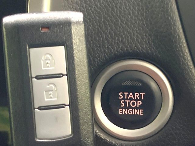 【インテリジェントキー】カバンやポケットに入れたままでもドアの施錠・解錠が可能なスマートキーを装備。エンジンのオン・オフ時もカギを取り出す必要が無いからとっても便利です♪