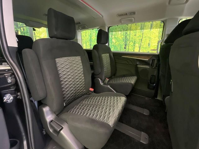 後部座席も気になるようなキズ・汚れやへたり等、大きなダメージはなく、良好な状態です。