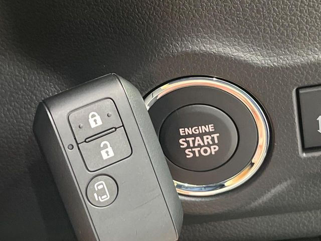 【キーレススタートシステム】カバンやポケットに入れたままでもドアの施錠・解錠が可能なスマートキーを装備。エンジンのオン・オフ時もカギを取り出す必要が無いからとっても便利です♪