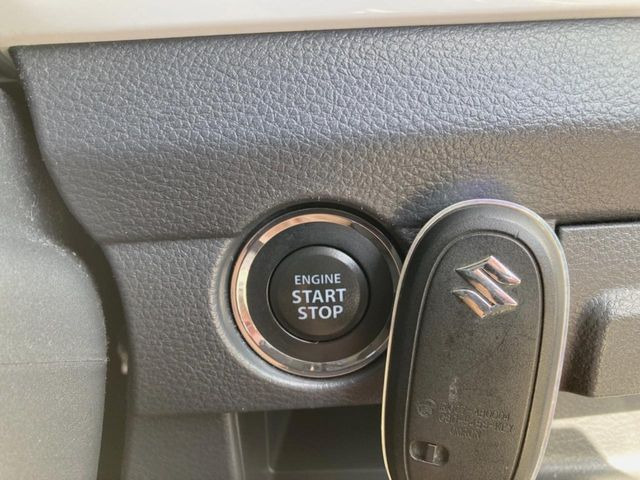 【キーレススタートシステム】カバンやポケットに入れたままでもドアの施錠・解錠が可能なスマートキーを装備。エンジンのオン・オフ時もカギを取り出す必要が無いからとっても便利です♪