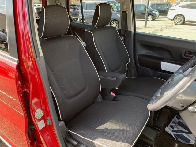 運転席まわりには十分なスペースがあり、大柄な方でもゆったり運転していただける環境です。