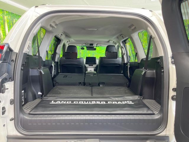後席を格納すると、これだけの広さが!シーンに合わせたシートアレンジで、大きな荷物も積むことが出来ます♪