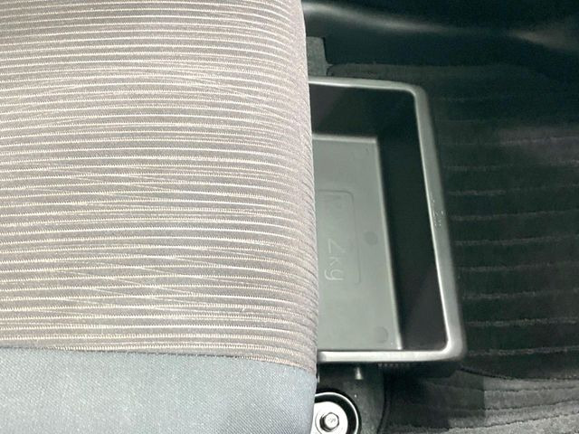 【シートアンダーボックス】シートの下に大容量の収納スペースが備わっており、靴や洗車グッズなど、外から見られたくないものをすっきり収納できて便利!