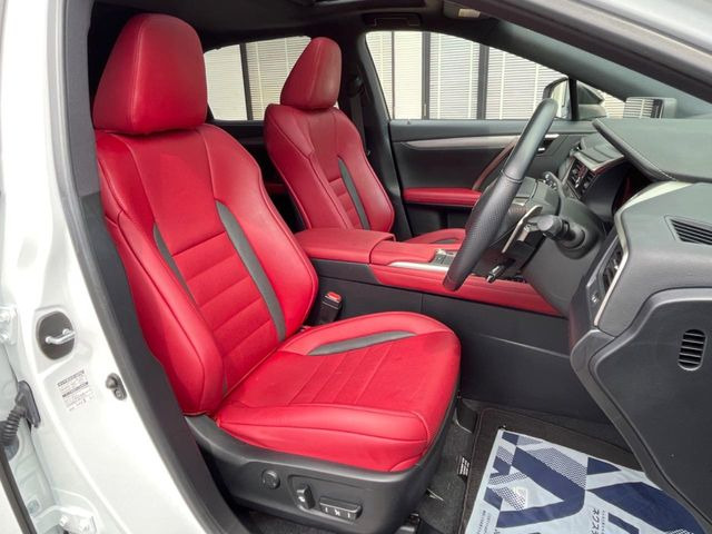 【本革シート】上質な本革を使用し、高級感あふれる本革シート。常に体に触れる部分だから、座り心地の良さにはこだわりたいですね♪汚れの付着や劣化を抑制する内装コーティング施工もおススメですよ♪