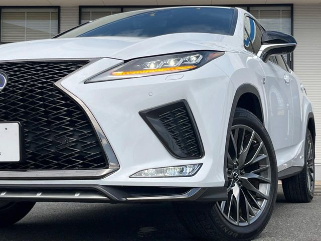 【三眼LEDヘッドライト】スタイリッシュな見た目の三眼LEDヘッドライトを装備♪スタイルだけでなく、夜間の走行も視界良好で安心してお乗りいただけます。